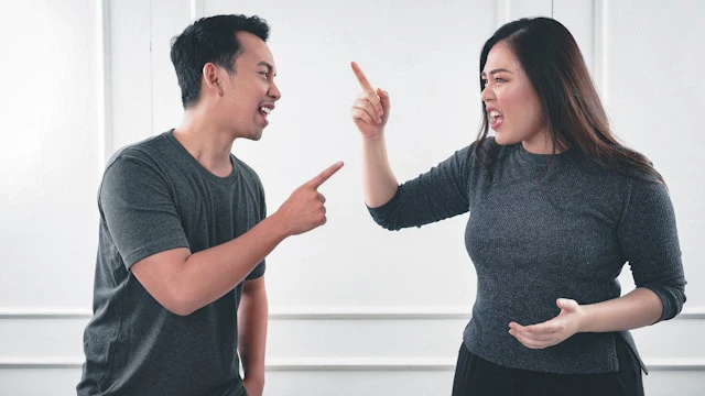 Discusiones acaloradas entre un hombre y mujer.